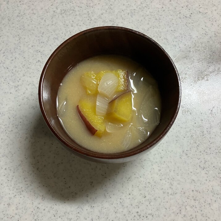さつまいもと新玉ねぎの味噌汁